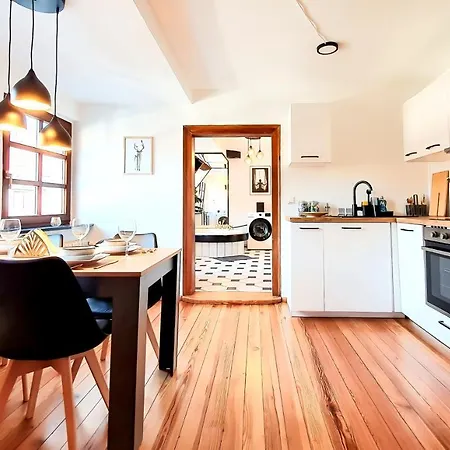 Appartamento Romantic-apartment - Altbauflair Mit Dachterrasse & Waldblick, Maisonette, 80m2