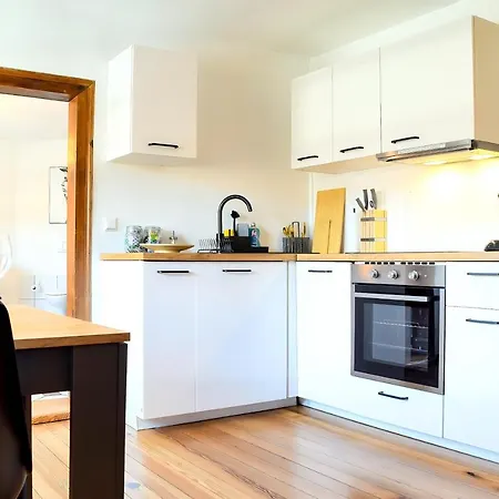 Romantic-apartment - Altbauflair Mit Dachterrasse & Waldblick, Maisonette, 80m2 Appartamento *