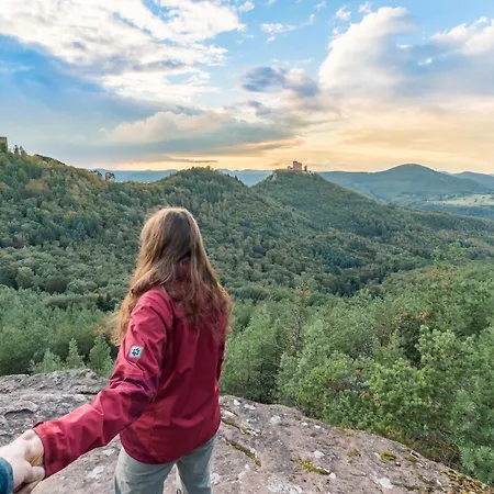 Romantic-apartment - Altbauflair Mit Dachterrasse & Waldblick, Maisonette, 80m2 Appartamento Annweiler am Trifels