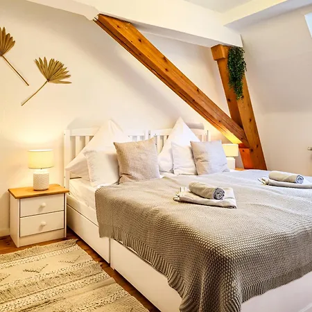 Romantic-apartment - Altbauflair Mit Dachterrasse & Waldblick, Maisonette, 80m2 Appartamento *