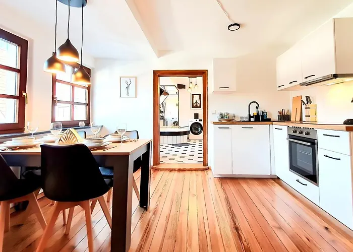 Daire Romantic-apartment - Altbauflair Mit Dachterrasse & Waldblick, Maisonette, 80m2