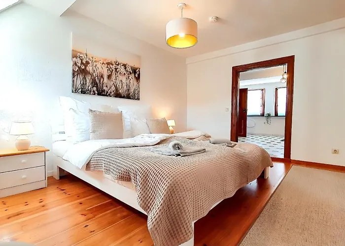 Daire Romantic-apartment - Altbauflair Mit Dachterrasse & Waldblick, Maisonette, 80m2