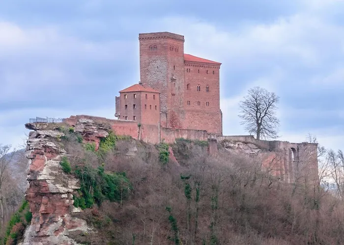 Daire Romantic-apartment - Altbauflair Mit Dachterrasse & Waldblick, Maisonette, 80m2 *